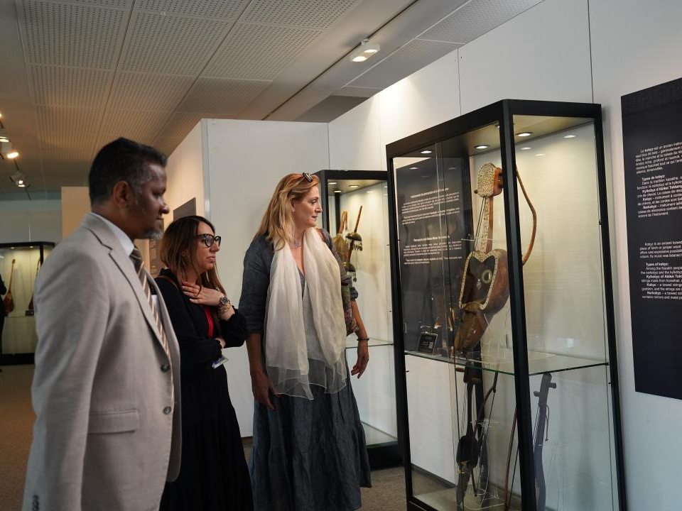 Ouverture à Paris d'une exposition consacrée à Nurgisa Tlendiev