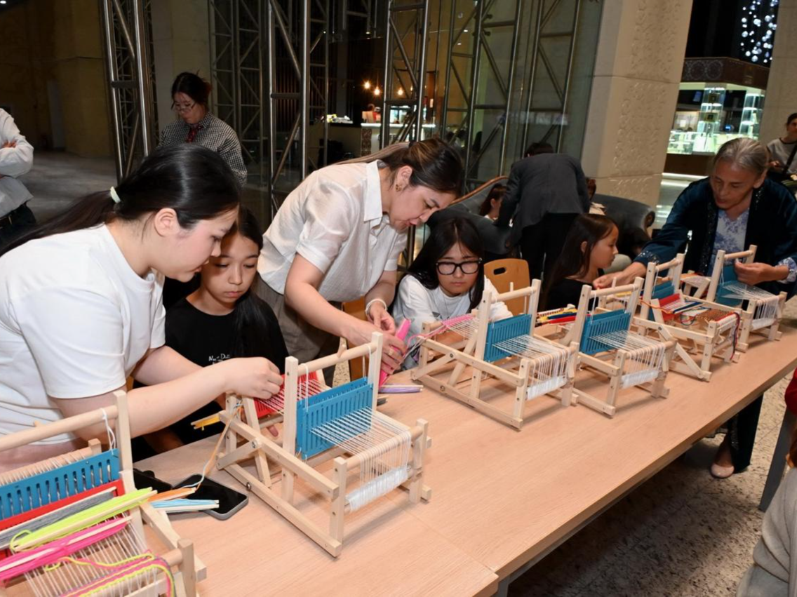 An international exhibition of modern Chinese silk art has opened at the National Museum