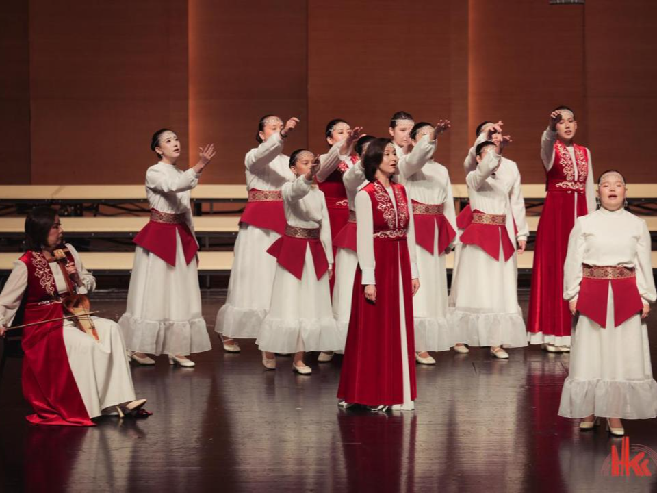 The children's choir "Eligai" won a gold award at an international festival in China.
